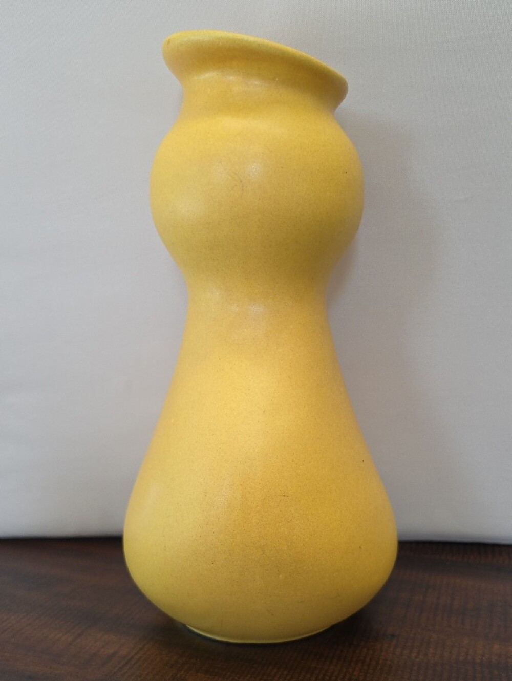 Vintage mustard yellow matte speckled ceramic vase, mid-century modern style - Picture 4 of 8